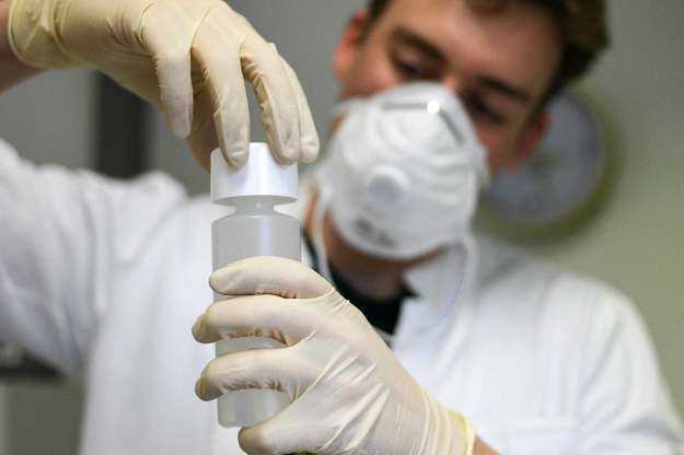 Polski naukowiec rozpracował enzym kluczowy w walce z koronawirusem