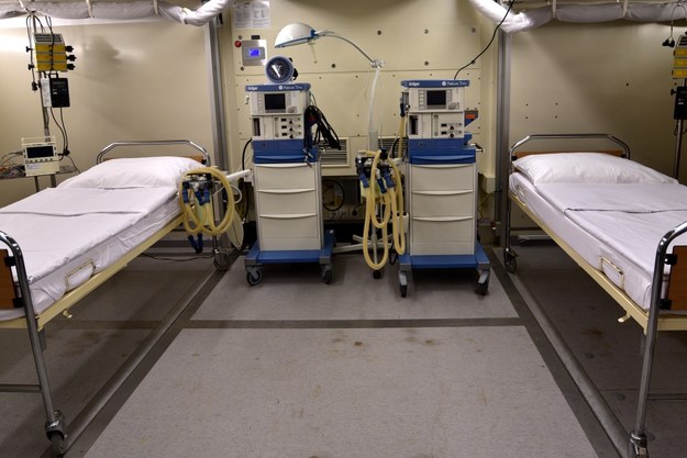Brytyjskie szpitale ograniczą operacje, by zwolnić łóżka dla chorych na Covid-19