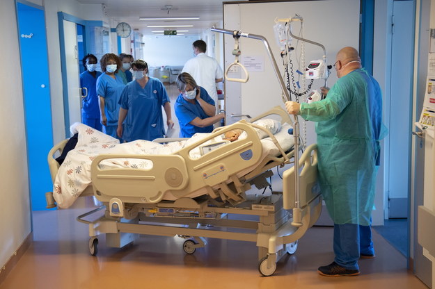 Wielka Brytania zaciąga na wojnę z koronawirusem lekarzy i pielęgniarki na emeryturze