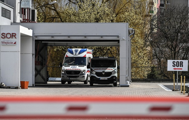 Wrocław: Dwie nastolatki wyleczone z COVID-19 opuszczają szpital