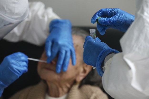 Koronawirus wyizolowany we łzach pacjentki. Oczy potencjalnym źródłem zakażeń?