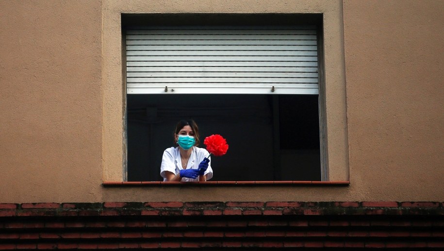 Nietypowe obchody dnia św. Jerzego w Katalonii. Puste place, zamknięte kawiarnie