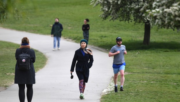 Koronawirus w Wielkiej Brytanii. Prawie 500 kolejnych zgonów, trwa znoszenie obostrzeń