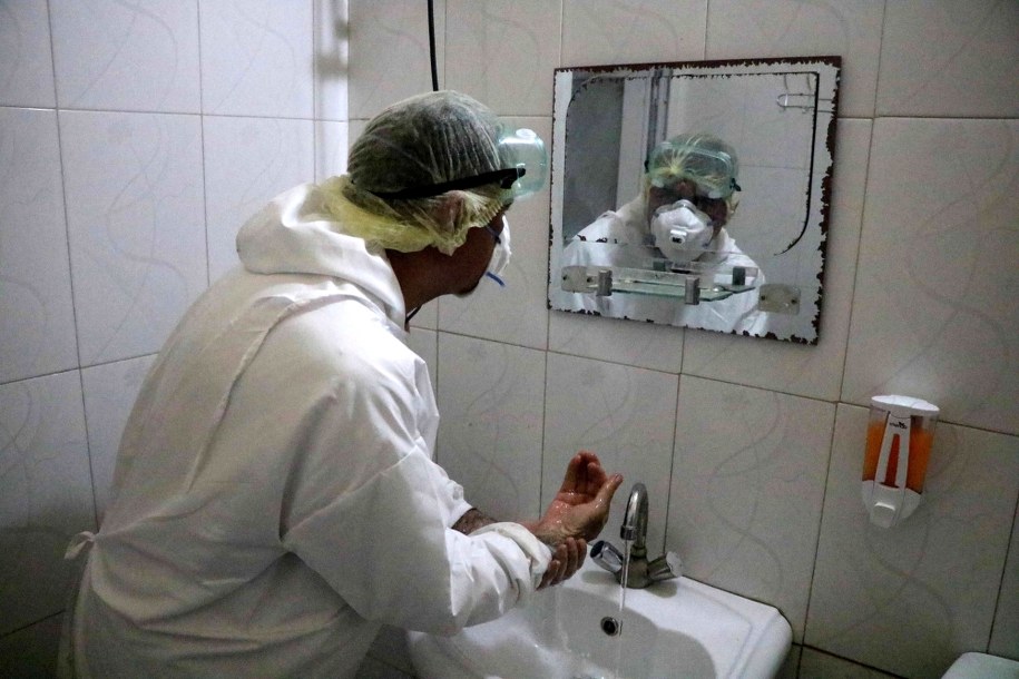 Pandemii koronawirusa można było zapobiec? Chiny przekazywały WHO za mało danych