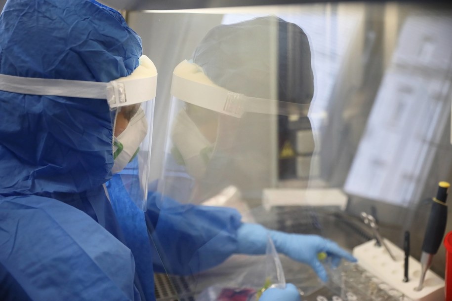 Koronawirus pochodzi z chińskiego laboratorium? Były szef brytyjskiego wywiadu wierzy, że został wypuszczony przez przypadek