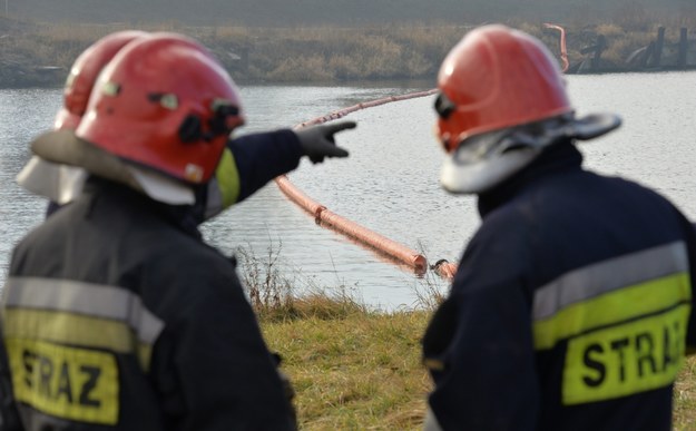 Łódzkie: Zbiornik w Rogowie skażony tysiącami litrów oleju. Policja szuka złodziei paliwa