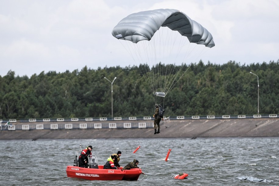 Żołnierz zmarł po skoku spadochronowym. Sprawę wyjaśnia prokuratura