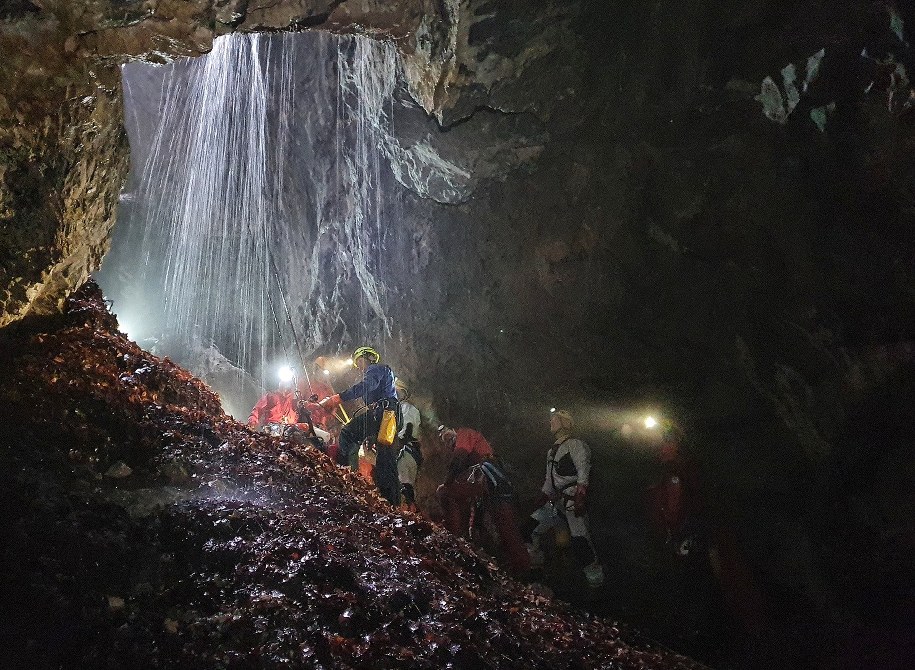 Akcja w Jaskini Czarnej. Utknęło trzech grotołazów