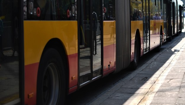 W Płocku pod kołami autobusu zginął 71-latek. Kierowca go nie zauważył