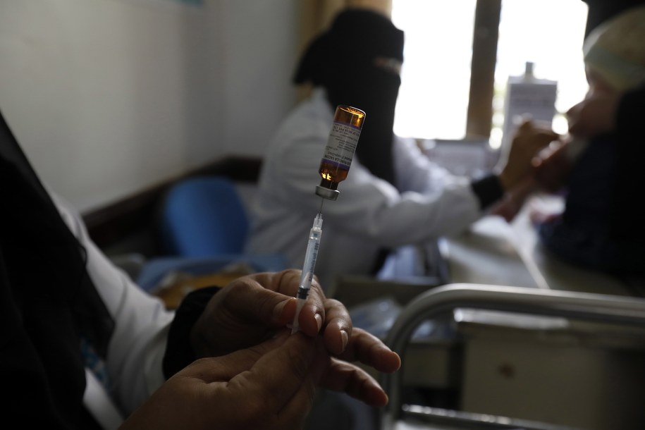 Szczepionka na koronawirusa. Nobliści za zakażaniem ochotników