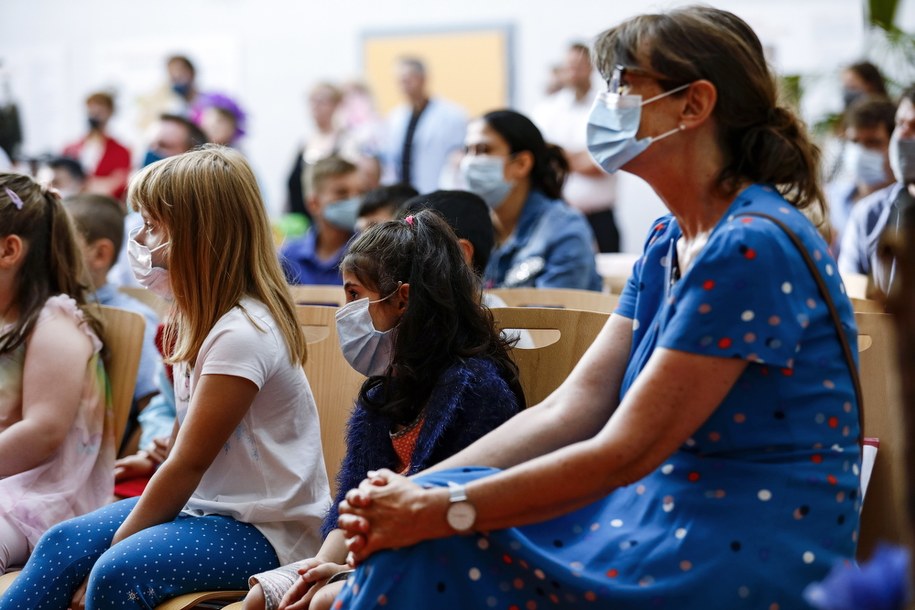 Eksperci o koronawirusie: Dystansowanie społeczne daje efekty