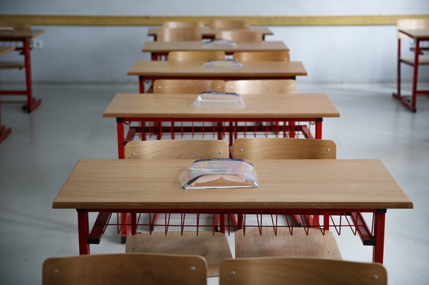 Brytyjski rząd zmienia zdanie w sprawie maseczek w szkołach