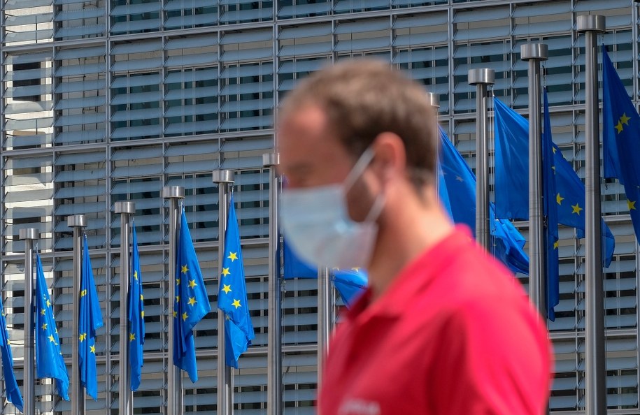 Europosłowie bez kwarantanny. Nawet ci z czerwonych stref