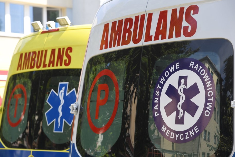 Audi uderzyło w drzewo. Pięć młodych osób rannych