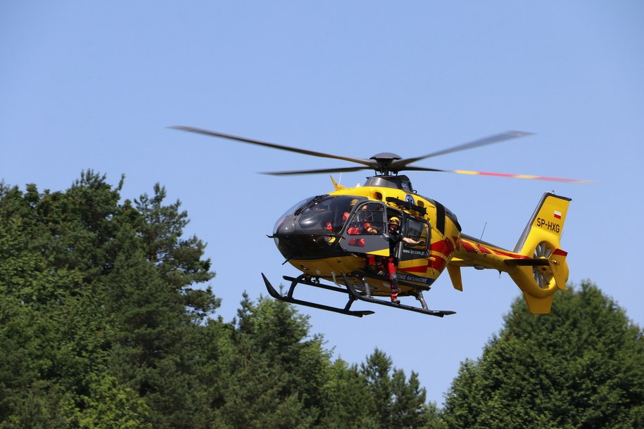 Samochód z przyczepą kempingową uderzył w drzewo. Zginął kierowca