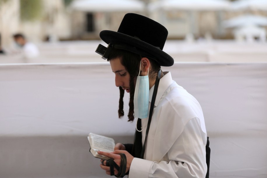 Kilkuset chasydów utknęło między Białorusią a Ukrainą. Chcą dostać się na grób cadyka