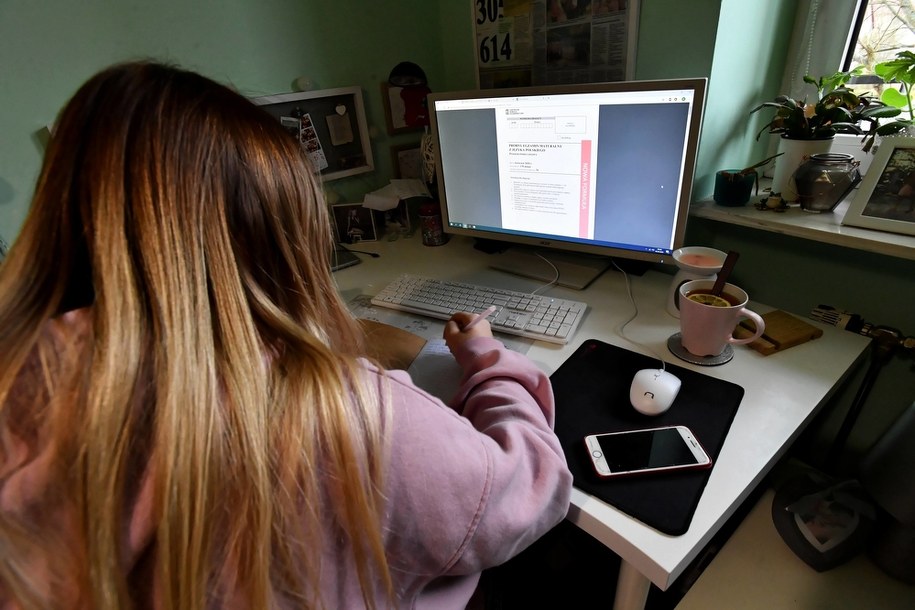 Raport nt. zdalnego nauczania: Brak wsparcia i problemy młodych dyrektorów szkół