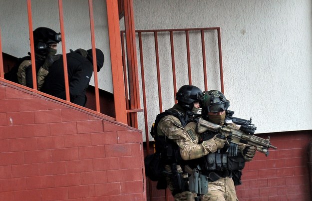 Akcja kontrterrorystów w Chrzanowie. 47-latek poranił sąsiadkę i groził wysadzeniem bloku