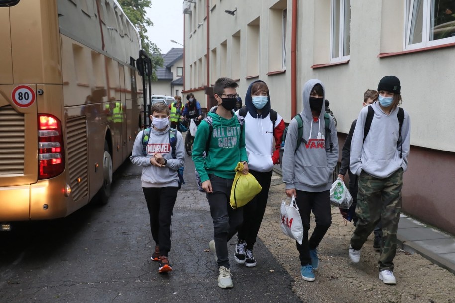 Szkoła w czasie pandemii. "Łatwiej byłoby opanować sytuację, nie czekając na decyzję sanepidu"