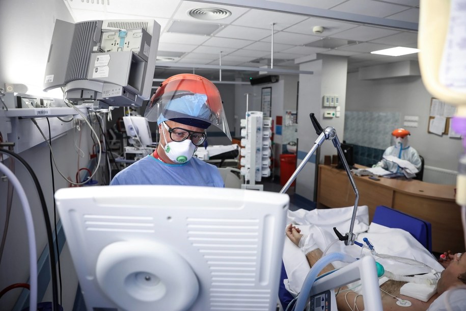 Koronawirus w Polsce. Dodatkowe 394 respiratory trafią do szpitali