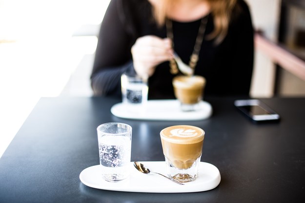 Dosypywała leki do cappuccino. Chciała pozbyć się rywalki