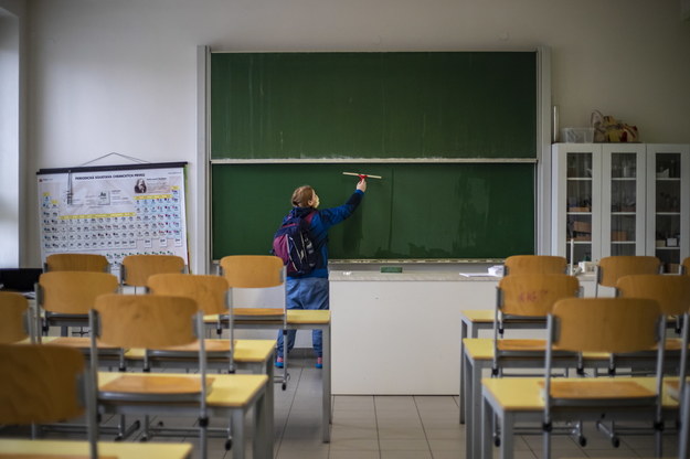 Małopolska: Wzrost zakażeń w szkołach i wśród służby zdrowia