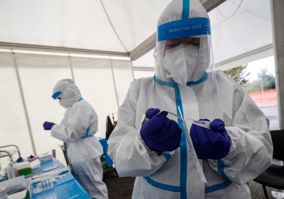 Koronawirus we Włoszech. Ekspert: Paradoksalnie niektórzy zakażają się, stojąc w kolejce do testu