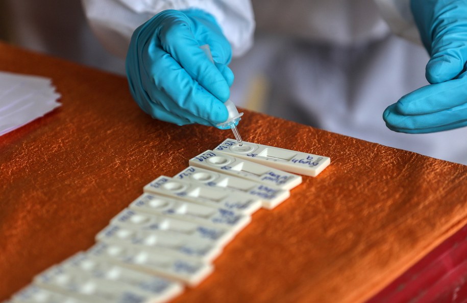 Koronawirus w Polsce jest bardziej zaraźliwy, ale mniej śmiertelny