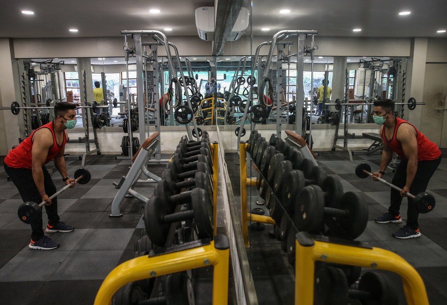 Projekt noweli ustawy o Covid-19. Zakłada m.in. dodatkowe świadczenia postojowe