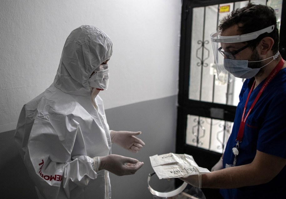 Dramatyczny bilans: Mamy 16 300 nowych zakażeń koronawirusem, zmarło 132 chorych [NOWE DANE]