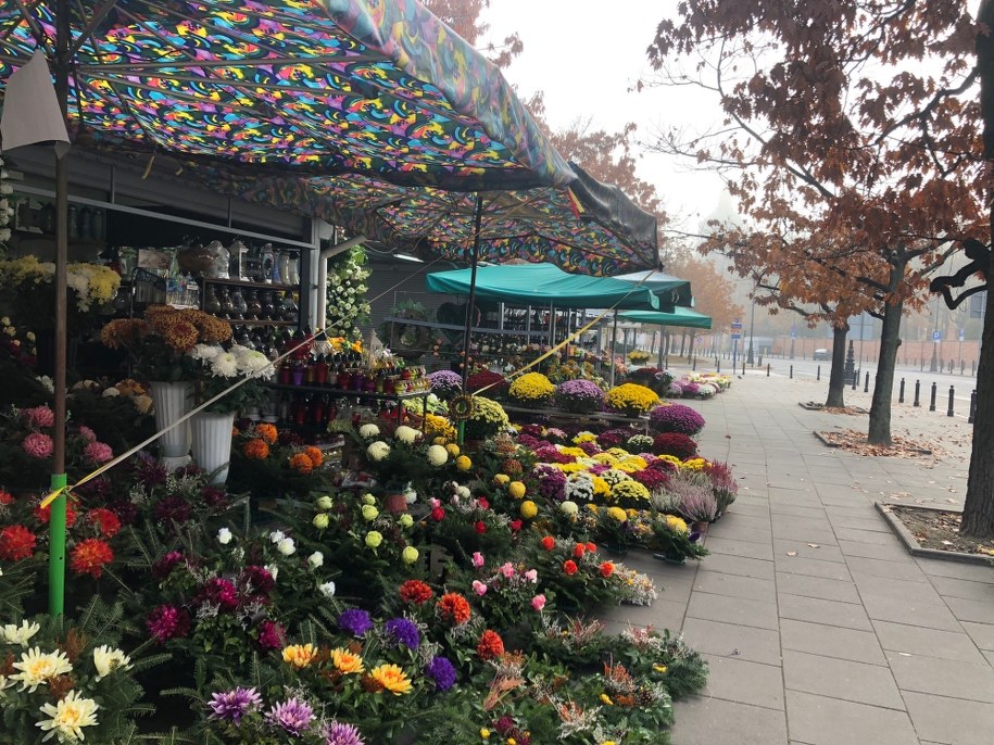 Cmentarze zamknięte. Katowicki ZZM odkupi kwiaty od handlarzy