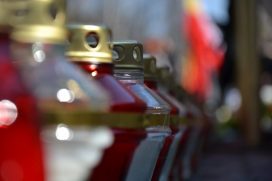 Znicze na grobach, kamienie na nagrobkach, kompot z nieparzystej liczby owoców. Jak Polacy czczą pamięć zmarłych?