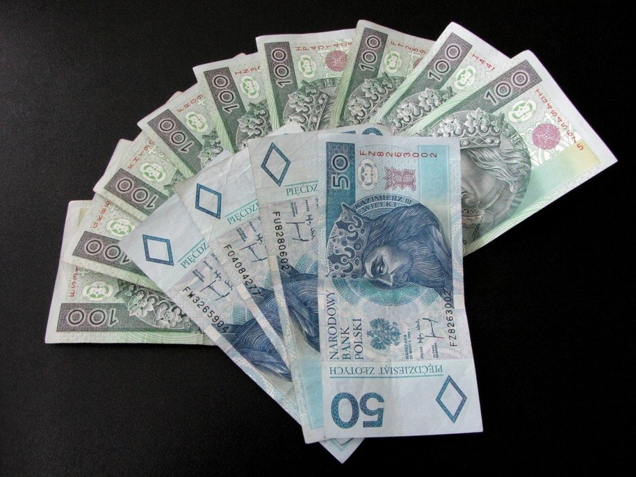 Wyłudzili ponad 6 mln podatku VAT. 9 osób w rękach policji