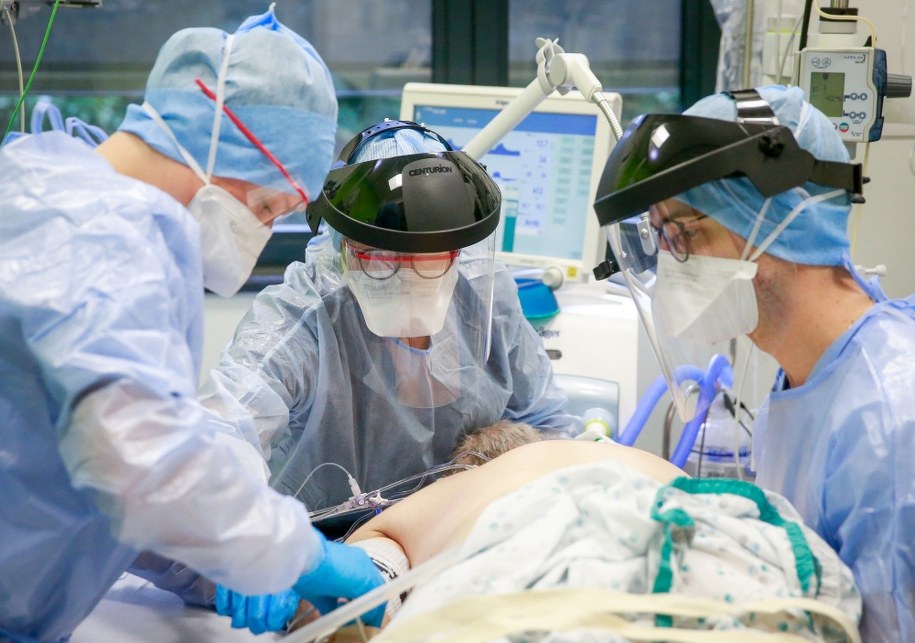 Ekspert o koronawirusie: Będziemy mieli z nim do czynienia jeszcze długo