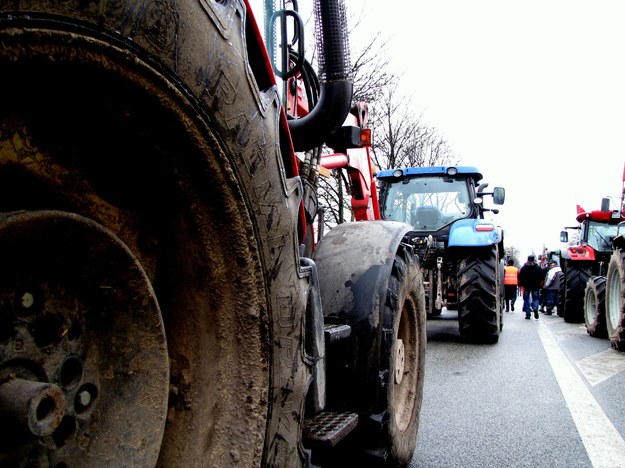 Protest na traktorach. Rolnicy rozsypali w Warszawie kapustę