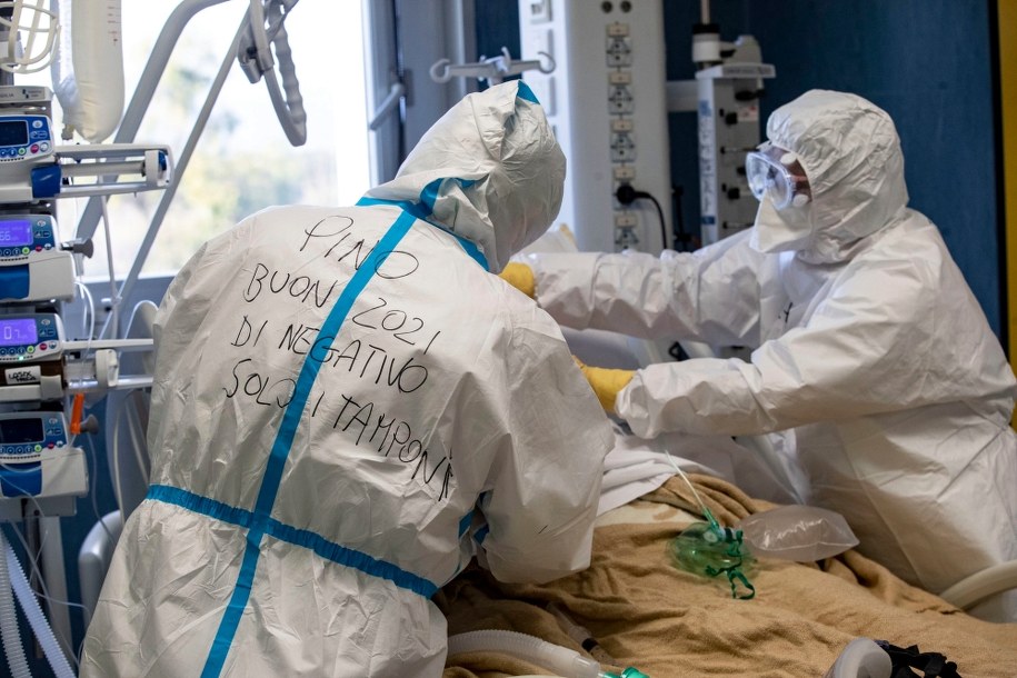 Naukowcy prognozują stabilizację pandemii w Polsce. "Angielska mutacja jest już na pewno w naszym kraju"