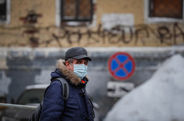 Zwolnienie zaszczepionych z przestrzegania obostrzeń? Ponad Połowa Polaków jest na "nie"