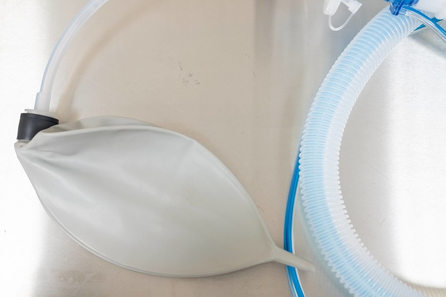 Elektryk uratował pacjentkę. Zasilił jej respirator... prądem z ulicznych latarni