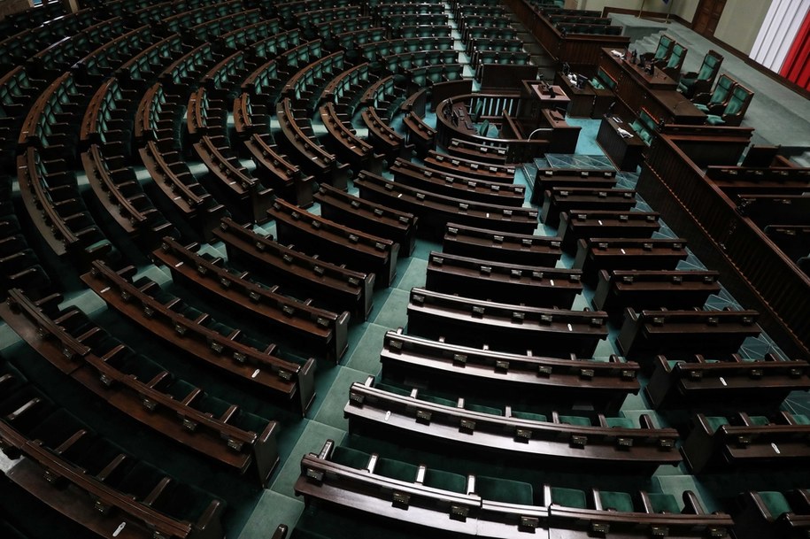 Spadek poparcia dla KO i PiS. Wzrost notowań Polski 2050