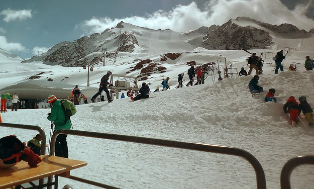 Zagraniczni narciarze na stokach w Tyrolu. Burmistrz St. Anton oburzony