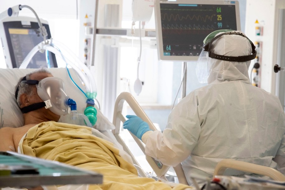 Zmarło 303 chorych z Covid-19, przybyło 5 864 zakażonych koronawirusem. Nowe dane MZ