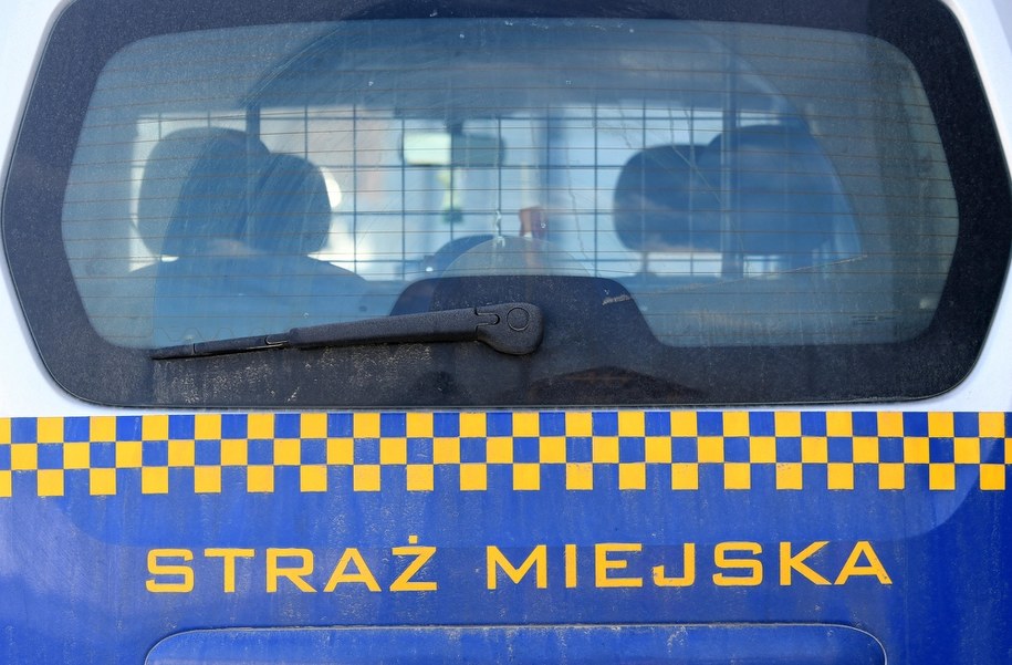 Nietypowa interwencja strażników miejskich. 37-latek utknął zamknięty w nocy w toalecie przy kościele