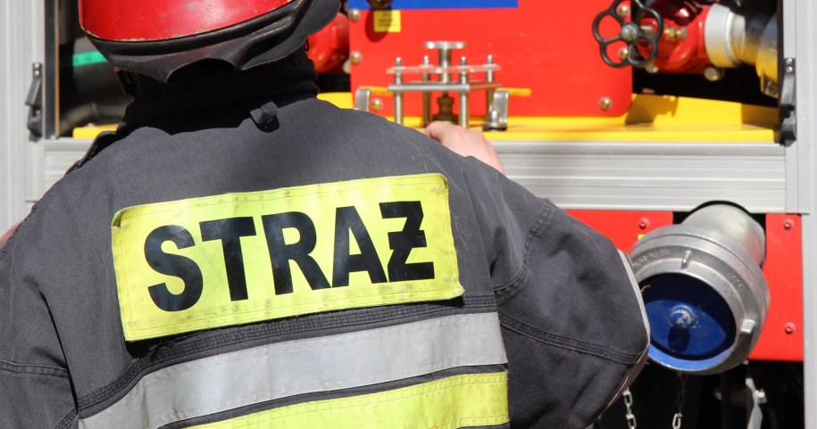 Strażak ranny w pożarze dachu remizy w Raczkowicach