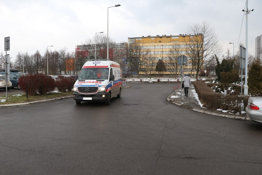 Do dziecka wezwano ambulans. Pijany ojciec wybił szybę w karetce