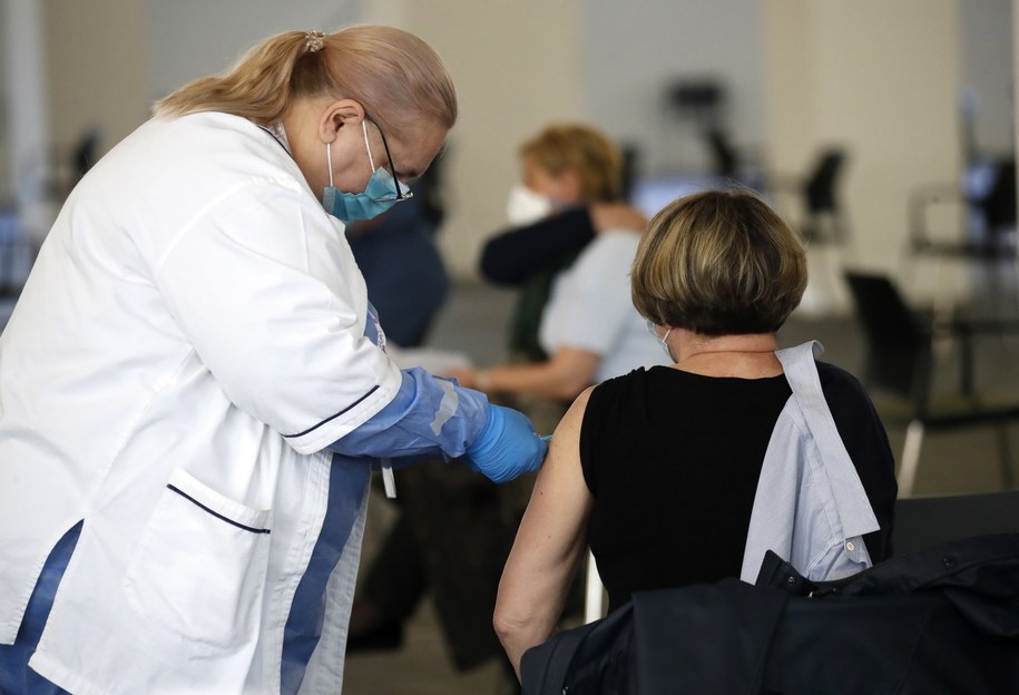 Zakrzepica po przyjęciu AstryZeneki. "Ryzyko sto razy wyższe podczas lotu samolotem"