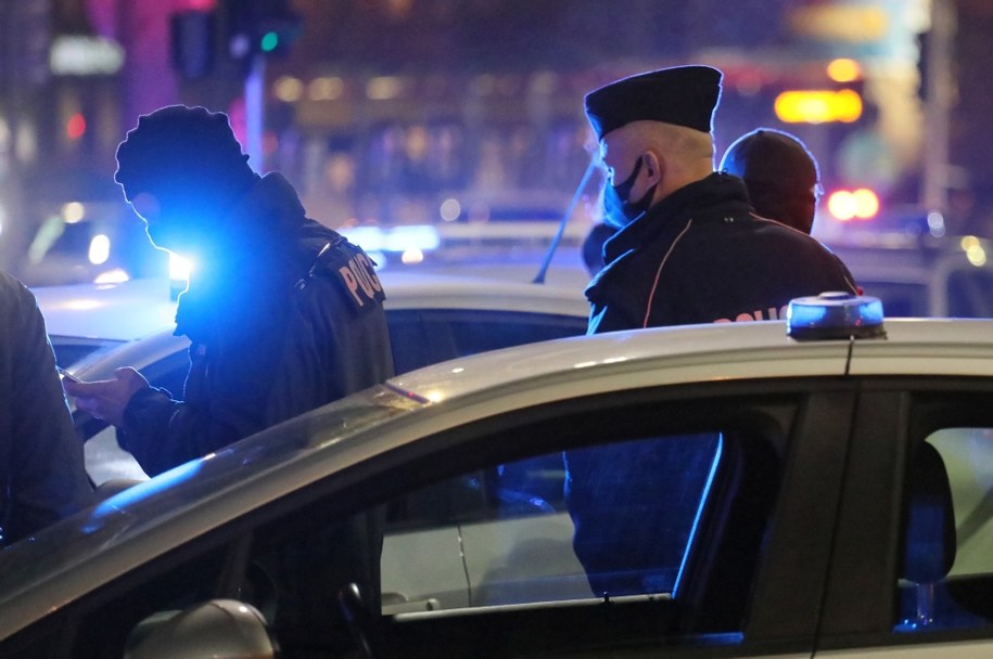 Protestujący weszli do katowickiego sanepidu. Policja użyła siły