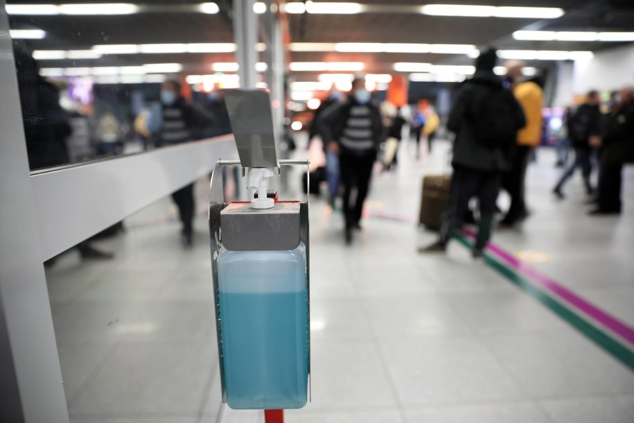 Akcja służb na Okęciu. Wpłynęło zgłoszenie o bombie na pokładzie samolotu