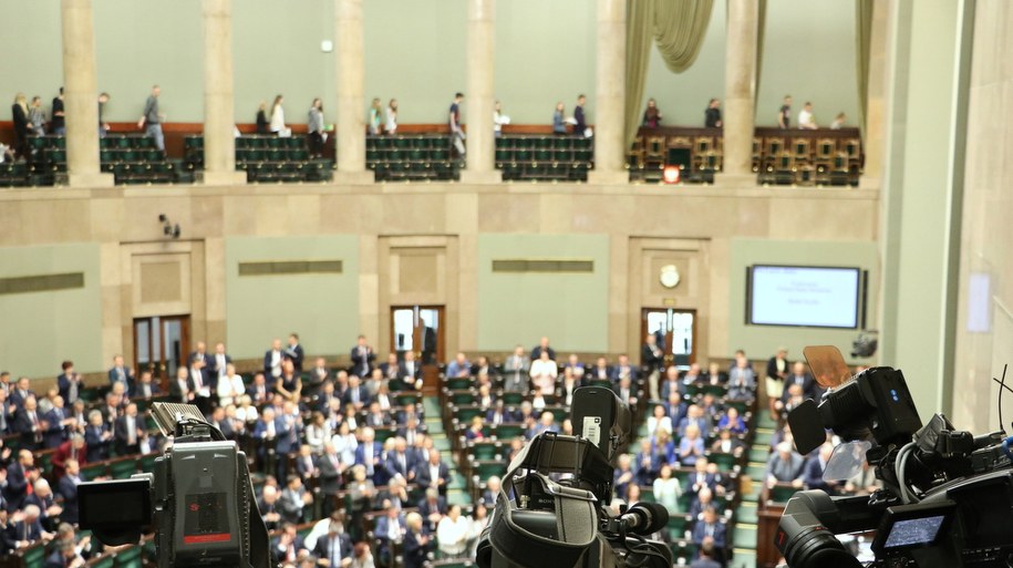 Polacy negatywnie oceniają elity, szczególnie polityczne