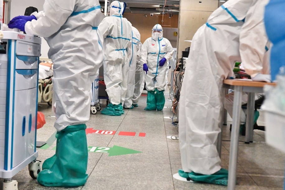 Koronawirus w Polsce. Mimo spadku zakażeń, wciąż dużo zgonów [NOWE DANE]