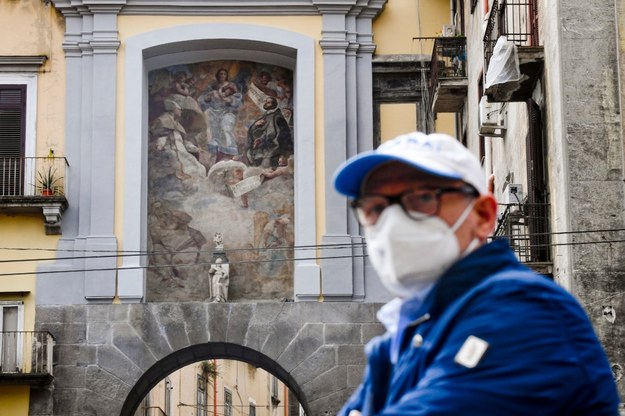 Włosi zdejmą maseczki na zewnątrz dopiero w sierpniu